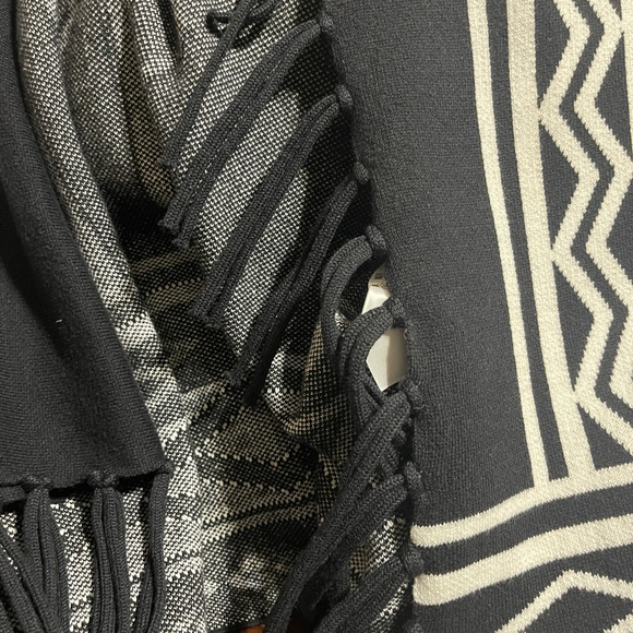 Cute size 3 black fringed sweater with bold and striking design - Picture 5 of 7